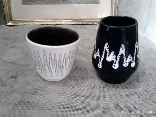 2 XHalidan Kutla Designer bei Bay Keramik Vase Stahlblau Zickzack Muster Formnummer 635-10 H 10 cm+Übertopf H 7,5 X 8 cm weiß Zickzack