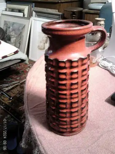 Jasba Henkelkeramik 10043-20 Dekor Inka Ziegelrot 1960/70 Höhe: 20cm guter Zustand da nur Vitrine 