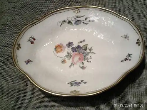 Ovale Schale weiß im  Schwanen Dekor Goldrand Meissen Deutsche Blume / Streublumen Dekor 1. Wahl Zeit 1763 -1780 , Porzellan sehr gute Erhaltung aus der Vitrine