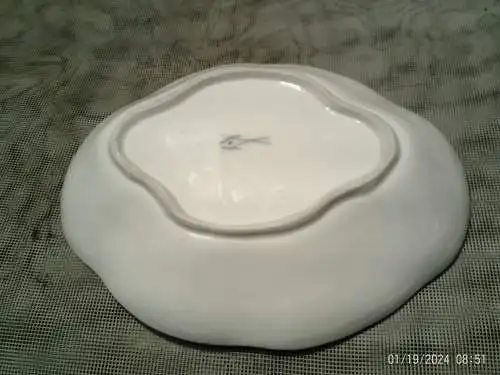 Ovale Schale weiß im  Schwanen Dekor Goldrand Meissen Deutsche Blume / Streublumen Dekor 1. Wahl Zeit 1763 -1780 , Porzellan sehr gute Erhaltung aus der Vitrine