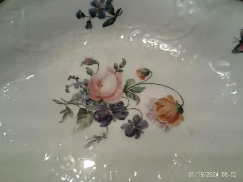 Ovale Schale weiß im  Schwanen Dekor Goldrand Meissen Deutsche Blume / Streublumen Dekor 1. Wahl Zeit 1763 -1780 , Porzellan sehr gute Erhaltung aus der Vitrine