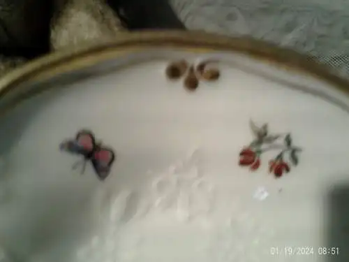 Ovale Schale weiß im  Schwanen Dekor Goldrand Meissen Deutsche Blume / Streublumen Dekor 1. Wahl Zeit 1763 -1780 , Porzellan sehr gute Erhaltung aus der Vitrine