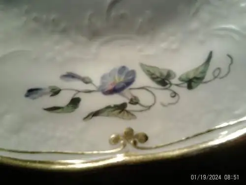 Ovale Schale weiß im  Schwanen Dekor Goldrand Meissen Deutsche Blume / Streublumen Dekor 1. Wahl Zeit 1763 -1780 , Porzellan sehr gute Erhaltung aus der Vitrine