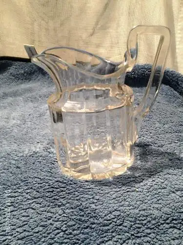 Biedermeier Kristallglas kleine Karaffe mit Klassizismus Dekor Mitte 19Jhd Schwanenhals Henkel 