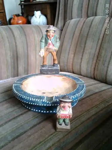 Konvolut Von Hand geschnitzter Erzgebirge / Schwarzwald Zigarren Aschenbecher geschnitzt um 1930 Höhe: 19 cm  + Musiker 7cm