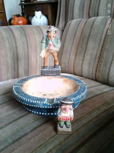 Vintage-Aschenbecher aus geschnitztem Holz aus dem Schwarzwald, 1930er Jahre – Deutsche Volkskunst – Neuwertiger Zustand 