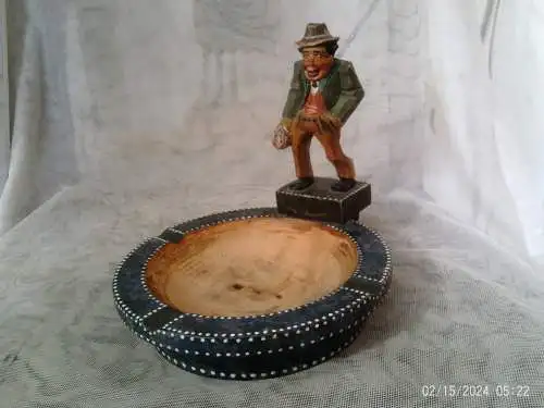 Von Hand geschnitzter Erzgebirge / Schwarzwald Zigarren Aschenbecher geschnitzt um 1930 Höhe: 19 cm  