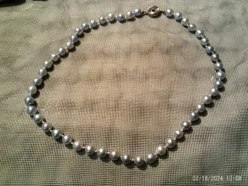 JKa J. Köhle Pforzheim 48 Blue Akoya Silver Perlen Damen Halskette ; Verschluss 835 Silber mit einem Saphir