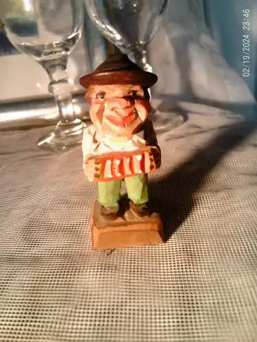 Von Hand geschnitzter Erzgebirge / Schwarzwald Musiker mit Zieharmonika  um 1930 Höhe: 7 cm  