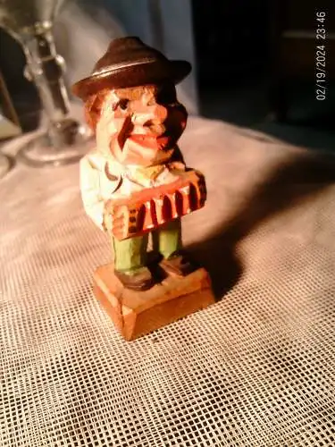 Von Hand geschnitzter Erzgebirge / Schwarzwald Musiker mit Zieharmonika  um 1930 Höhe: 7 cm  
