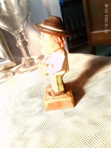 Von Hand geschnitzter Erzgebirge / Schwarzwald Musiker mit Zieharmonika  um 1930 Höhe: 7 cm  