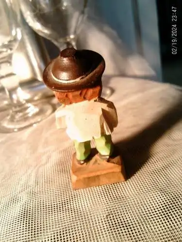 Von Hand geschnitzter Erzgebirge / Schwarzwald Musiker mit Zieharmonika  um 1930 Höhe: 7 cm  