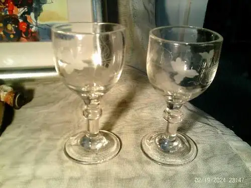  2 originale Biedermeier Gläser mit Schliffdekor Weinreben Mitte 19 Jhd.