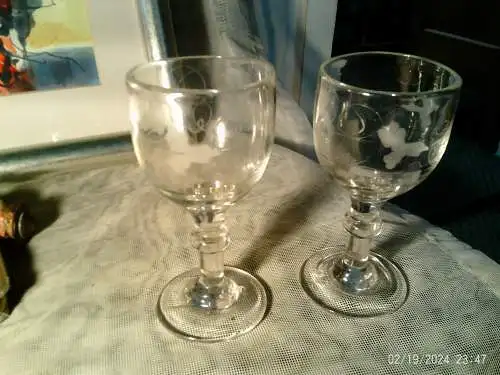  2 originale Biedermeier Gläser mit Schliffdekor Weinreben Mitte 19 Jhd.