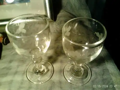 2 originale Biedermeier Gläser mit Schliffdekor Weinreben Mitte 19 Jhd.