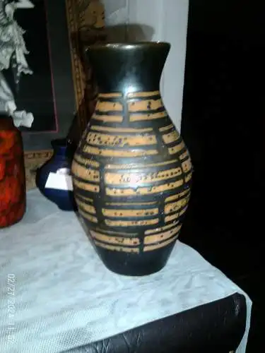 Jasba Kubistische Vase 114-22 Dekor Inka Gazelle  Ziegelrot 7Braun  1960/70 Höhe: 23 cm guter Zustand da nur Vitrine 