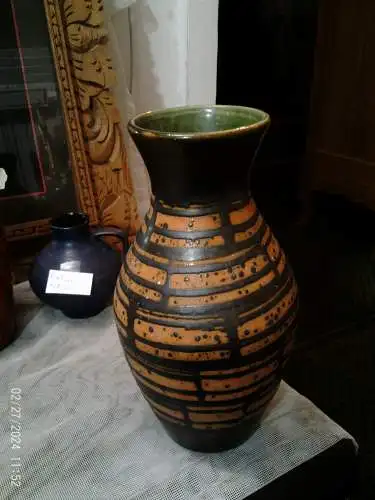 Jasba Kubistische Vase 114-22 Dekor Inka Gazelle  Ziegelrot 7Braun  1960/70 Höhe: 23 cm guter Zustand da nur Vitrine 