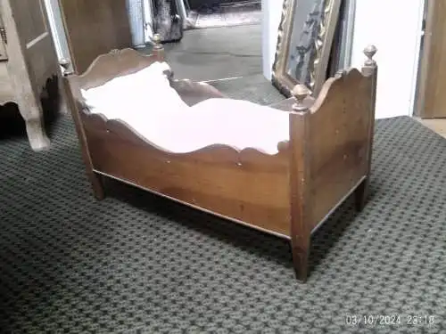 Biedermeier Puppenbett massiv Kirschbaum 1840-60 Spitzfüße geschnitzt Süddeutsch Matratze u dem Bettzeug 