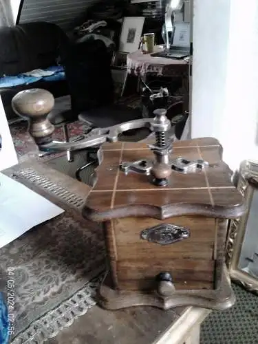 Antike Ouhrabka Tschechin intarsierte Kasten Kaffeemühle um 1895 im Zustand perfekt erhalten , aus der Vitrine!