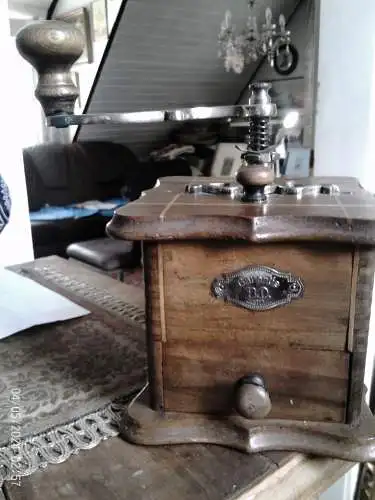 Antike Ouhrabka Tschechin intarsierte Kasten Kaffeemühle um 1895 im Zustand perfekt erhalten , aus der Vitrine!