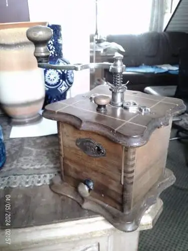 Antike Ouhrabka Tschechin intarsierte Kasten Kaffeemühle um 1895 im Zustand perfekt erhalten , aus der Vitrine!