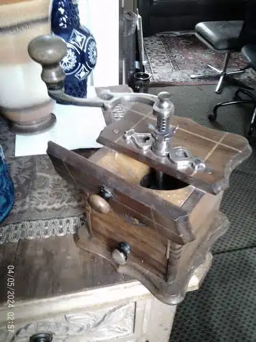 Antike Ouhrabka Tschechin intarsierte Kasten Kaffeemühle um 1895 im Zustand perfekt erhalten , aus der Vitrine!