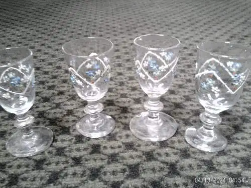 4 Handgemachte Antike Likör Gläser 1890 Abriss am Stand  Mund geblasen  H: 8cm Durchmesser 5,7 mm 