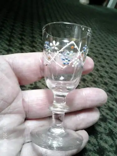 4 Handgemachte Antike Likör Gläser 1890 Abriss am Stand  Mund geblasen  H: 8cm Durchmesser 5,7 mm 