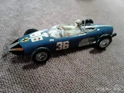 Corgi Toy Nr. 154 Ferrari F1-Rennwagen, bestehend aus roter Karosserie mit Rennnummer 36 und gedrehten Naben, untergebracht in der originalen Rennwagenbeschriftung in Blau und Weiß, komplett
