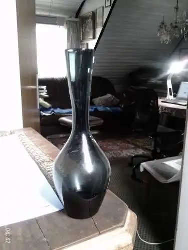 Die INGRID Glas Vase in lila Amethyst ist ein authentisches Designstück aus den 60er