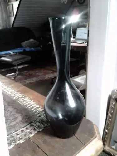 Die INGRID Glas Vase in lila Amethyst ist ein authentisches Designstück aus den 60er