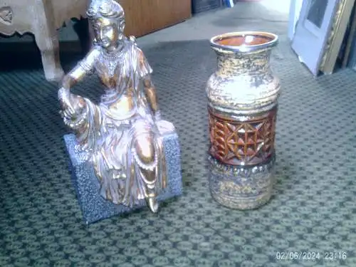 Jasba Kubistische Vase  Etikett 101-1125 Dekor Inka Gazelle  Mokka Braun Grün  1960/70 Höhe: 25 cm guter Zustand da nur Vitrine 