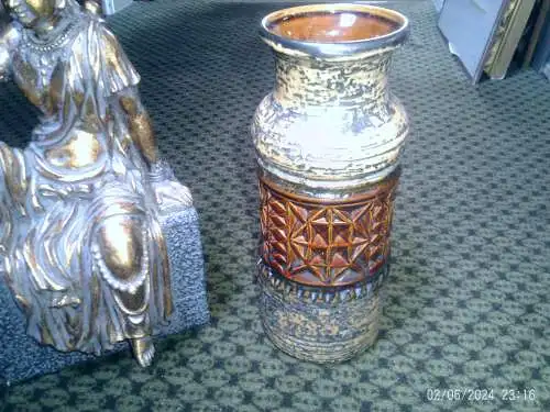 Jasba Kubistische Vase  Etikett 101-1125 Dekor Inka Gazelle  Mokka Braun Grün  1960/70 Höhe: 25 cm guter Zustand da nur Vitrine 