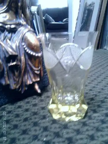 Biedermeier um 1880 Becherglas Zitrinfarben Kristallglas Wellenschliff Stand  10 Fach facetiert  Höhe : 13 cm 