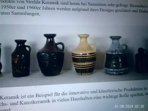 Rosemarie Gläser Designerin bei Strehla  hier hell dunkle Blautöne  Auflage Blüten Formnummer 1252 H:17,5 cm