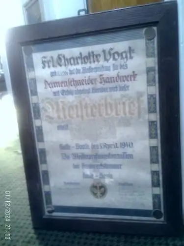 Meisterbrief für Frl. Charlotte Vogt, der am 5. April 1940 in Halle-Saale ausgestellt wurde. In originaler Rahmung  Masse gerahmt: 64 x 48 cm 