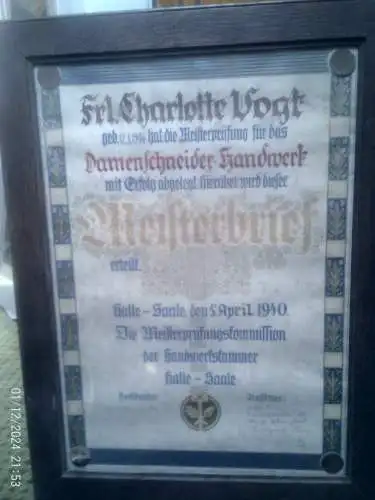 Meisterbrief für Frl. Charlotte Vogt, der am 5. April 1940 in Halle-Saale ausgestellt wurde. In originaler Rahmung  Masse gerahmt: 64 x 48 cm 