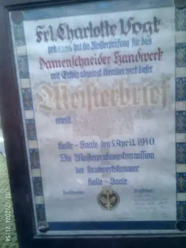 Meisterbrief für Frl. Charlotte Vogt, der am 5. April 1940 in Halle-Saale ausgestellt wurde. In originaler Rahmung  Masse gerahmt: 64 x 48 cm 