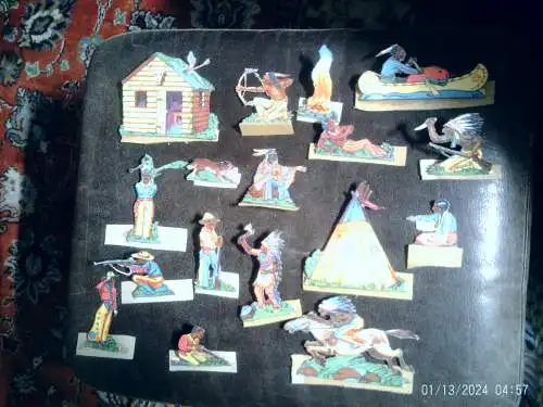 Pappfiguren von Mohikanern und Indianern, Zelt im Retro-Stil. 17 Teile zum Aufstellen 