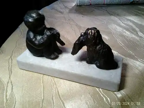 Art Deko 1920/40 Bronze Figurengruppe " Kind mit Flöte Hündchen hält die Noten " Marmor Sockel  masse: 12 x 4,5 x 8cm 