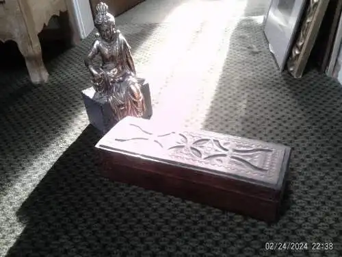 Geprägte gotische Ornamente Leder bezogene Schatulle für eine Reitpeitsche um 1960 wohl Frankreich