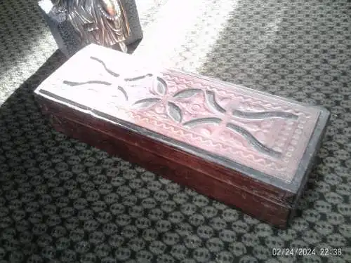 Geprägte gotische Ornamente Leder bezogene Schatulle für eine Reitpeitsche um 1960 wohl Frankreich