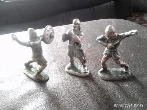 Konvolut:  3 KROLYN, Figuren aus lackiertem Aluminium, 1945-1962 bespielt Höhe: 8 cm 