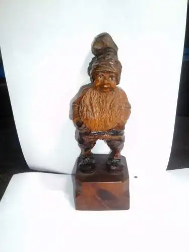 Von Hand geschnitzte Wallnuß " Gnom mit großem Bart u Mütze "Figur  um 1900  wohl von  Bernhard Bloch / Johann Maresch Erzgebirge