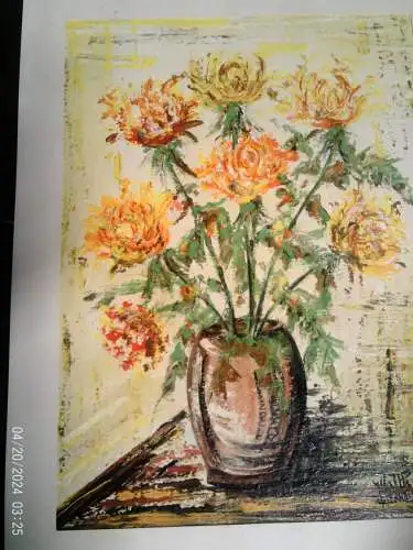 "Chrisamtemen in einer Vase auf einem Tisch "