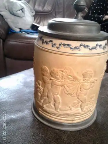 Prunkkrug / Reliefkanne (Jug) mit Zinndeckel und Zinnfuß. Hersteller: Wedgwood, Staffordshire, Großbritannien um 1840-60