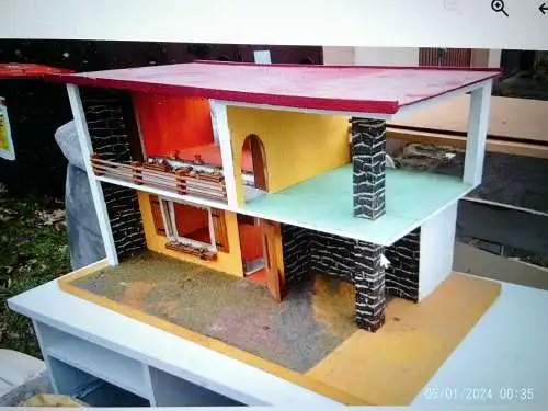 Moritz Gottschalk (Marienberg/Erzgebirge), später VEB VERO. Modell-Typ: Zweistöckiges Flachdach-Puppenhaus im "Mid-Century Modern"-Stil. Datierung: Um 1965–1969.