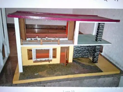Moritz Gottschalk (Marienberg/Erzgebirge), später VEB VERO. Modell-Typ: Zweistöckiges Flachdach-Puppenhaus im "Mid-Century Modern"-Stil.