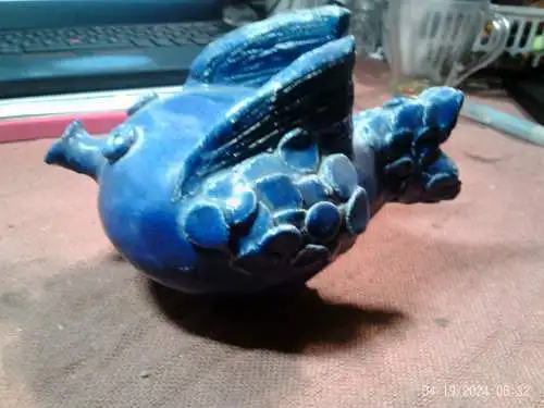 Jean Derval (1925–2010)  Museale Tier-Skulptur (Stilisierter Fisch/Vogel) Klassifizierung: Studiokeramik / Pièce Unique (Einzelstück) Schule: École de Vallauris (Südfrankreich) – Ära Picasso / Madoura Datierung: ca. 1950 – 1976...