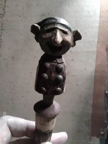 Museumswürdiger Südtiroler Charakter-Flaschenstopfen (1927) | Handgeschnitzter „Lustiger Geselle“ – signiert "F. Insam" oder "Vinatzer" 